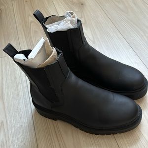 Pull& Bear chunky Chelsea boots in black. Size US 9 . UK 8. Euro 42.